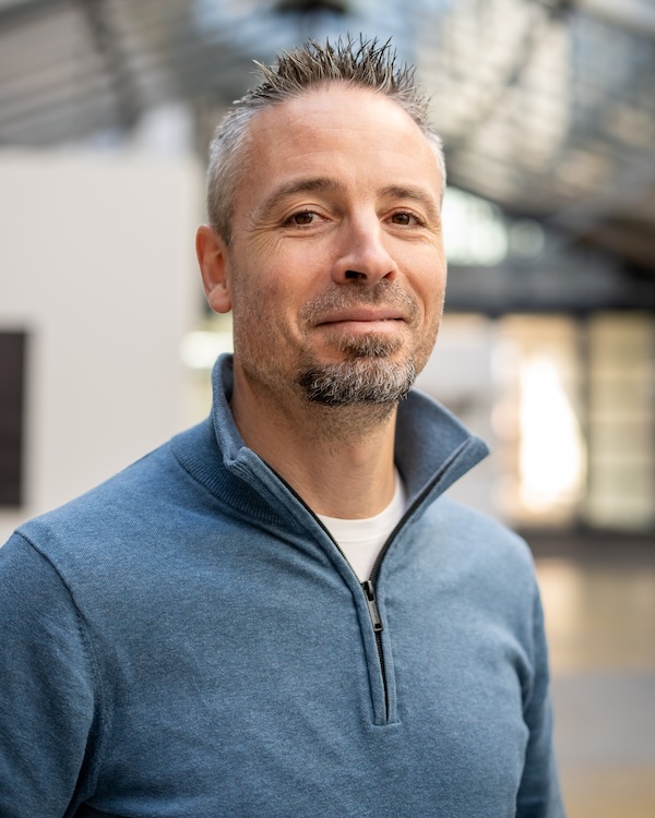 DSC_9834 bijgesneden 600×750 low kwal Potret van Klaas Pelser van PelserFilm