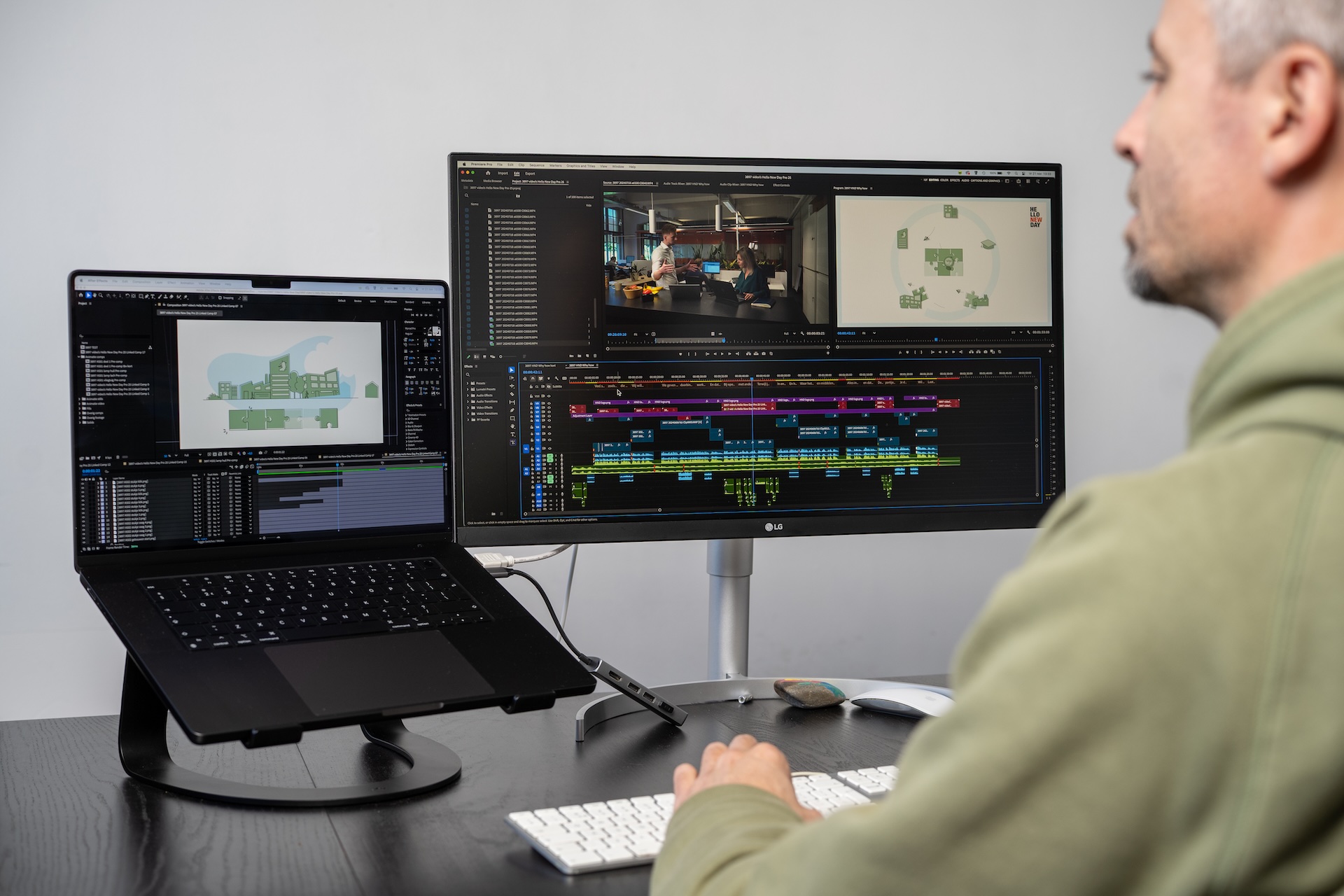 Over de schouder meekijken naar computerbeeldschermen met montage software. Bezig met het maken van een toegankelijke video volgens WCAG.
