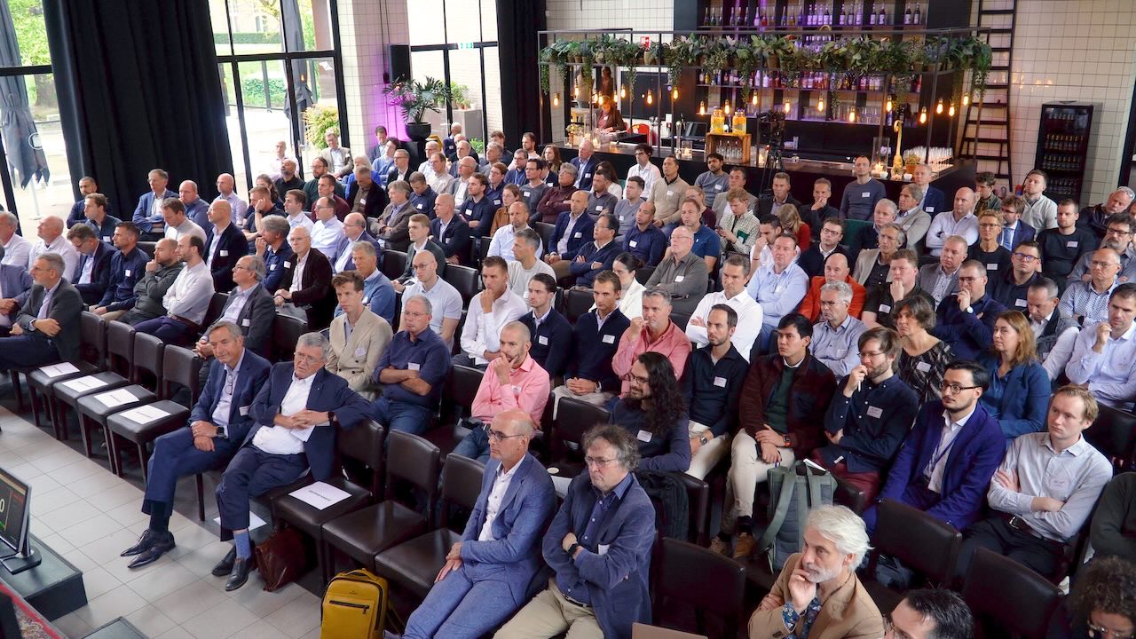 Screenshot uit een korte terugblikvideo van een zakelijk evenement
